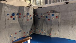 23.04.28 Deck 17 Boulder Wand Von Arabien durch den Suezkanal zu Mittelmeerinseln AIDAcosma 008