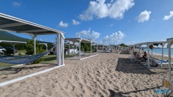 Nevis Basseterre 24.12.03 Zu Fuß mit Taxi Fähre Boot Bus zu karibischen Stränden AIDAperla 002