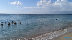 Nevis Basseterre 24.12.03 Zu Fuß mit Taxi Fähre Boot Bus zu karibischen Stränden AIDAperla 005