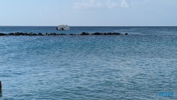 Nevis Basseterre 24.12.03 Zu Fuß mit Taxi Fähre Boot Bus zu karibischen Stränden AIDAperla 006