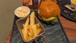 Best Burger @ Sea Indischer Ozean 25.05.17 Begeistert zum ersten Mal in Südostasien AIDAstella 010