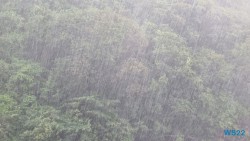 Kingstown 22.11.04 Wundervolle Straende tuerkises Meer und Regenzeit in der Karibik AIDAperla 002