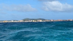 Kralendijk 24.11.25 Zu Fuß mit Taxi Fähre Boot Bus zu karibischen Stränden AIDAperla 006