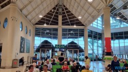 Flughafen Punta Cana 22.11.10 Wundervolle Straende tuerkises Meer und Regenzeit in der Karibik AIDAperla 009