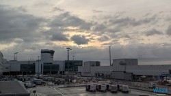 Flughafen Frankfurt La Romana 24.11.21 Zu Fuß mit Taxi Fähre Boot Bus zu karibischen Stränden AIDAperla 004