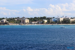 Nassau 18.10.06 - Big Apple, weißer Strand am türkisen Meer, riesiger Sumpf AIDAluna