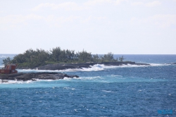 Nassau 18.10.06 - Big Apple, weißer Strand am türkisen Meer, riesiger Sumpf AIDAluna