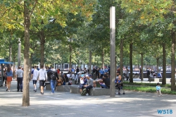 9/11 Memorial New York 18.09.30 - Big Apple, weißer Strand am türkisen Meer, riesiger Sumpf AIDAluna