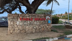 Eagle Beach Oranjestad 24.11.23 Zu Fuß mit Taxi Fähre Boot Bus zu karibischen Stränden AIDAperla 001