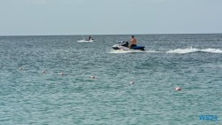 Eagle Beach Oranjestad 24.11.23 Zu Fuß mit Taxi Fähre Boot Bus zu karibischen Stränden AIDAperla 010