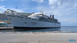 Freewinds Oranjestad 24.11.23 Zu Fuß mit Taxi Fähre Boot Bus zu karibischen Stränden AIDAperla 022