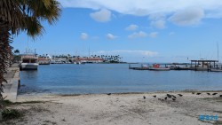 Oranjestad 24.11.23 Zu Fuß mit Taxi Fähre Boot Bus zu karibischen Stränden AIDAperla 018