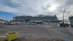 Oranjestad 24.11.23 Zu Fuß mit Taxi Fähre Boot Bus zu karibischen Stränden AIDAperla 021