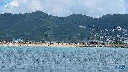 Maho Beach Philipsburg 22.10.31 Wundervolle Straende tuerkises Meer und Regenzeit in der Karibik AIDAperla 027