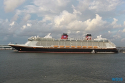 Disney Dream Port Canaveral 18.10.08 - Big Apple, weißer Strand am türkisen Meer, riesiger Sumpf AIDAluna