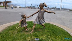 Escultura en recuerdo de Ana y Olivia por Julio Nieto Santa Cruz De Tenerife 25.02.05 Nach 10 Jahren wieder Kanaren um dem Winter zu entfliehen AIDAcosma 007