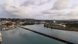 St. John's 24.12.02 Zu Fuß mit Taxi Fähre Boot Bus zu karibischen Stränden AIDAperla 023