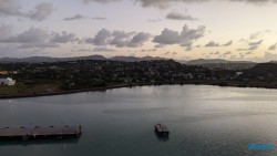 St. John's 24.12.02 Zu Fuß mit Taxi Fähre Boot Bus zu karibischen Stränden AIDAperla 024