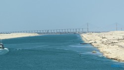 Al Salam Brücke Suezkanal 23.04.26 Von Arabien durch den Suezkanal zu Mittelmeerinseln AIDAcosma 077