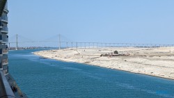 Al Salam Brücke Suezkanal 23.04.26 Von Arabien durch den Suezkanal zu Mittelmeerinseln AIDAcosma 078