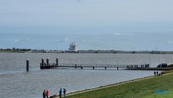 Überführung der AIDAcosma über die Ems Emssperrwerk Emden 21.10.23