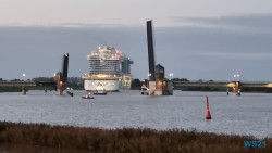 Überführung der AIDAcosma über die Ems Jann-Berghaus-Brücke Leer 21.10.23