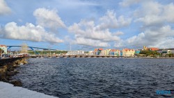 Handelskade Willemstad 24.11.24 Zu Fuß mit Taxi Fähre Boot Bus zu karibischen Stränden AIDAperla 021