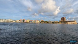 Handelskade Willemstad 24.11.24 Zu Fuß mit Taxi Fähre Boot Bus zu karibischen Stränden AIDAperla 022
