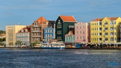 Handelskade Willemstad 24.11.24 Zu Fuß mit Taxi Fähre Boot Bus zu karibischen Stränden AIDAperla 028