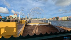 Koningin Emmabrug Willemstad 24.11.24 Zu Fuß mit Taxi Fähre Boot Bus zu karibischen Stränden AIDAperla 030
