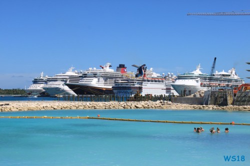 Nassau 18.10.06 - Big Apple, weißer Strand am türkisen Meer, riesiger Sumpf AIDAluna