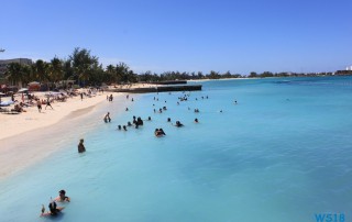 Nassau 18.10.06 - Big Apple, weißer Strand am türkisen Meer, riesiger Sumpf AIDAluna