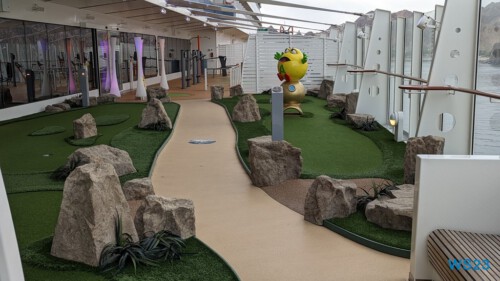 23.04.23 Deck 8 Minigolf Von Arabien durch den Suezkanal zu Mittelmeerinseln AIDAcosma 006 23.04.23 Deck 8 Minigolf Von Arabien durch den Suezkanal zu Mittelmeerinseln AIDAcosma 006