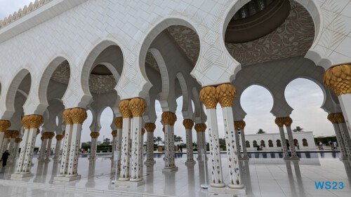 Sheikh Zayed Moschee Abu Dhabi 23.04.16 Von Arabien durch den Suezkanal zu Mittelmeerinseln AIDAcosma 044 Sheikh Zayed Moschee Abu Dhabi 23.04.16 Von Arabien durch den Suezkanal zu Mittelmeerinseln AIDAcosma 044