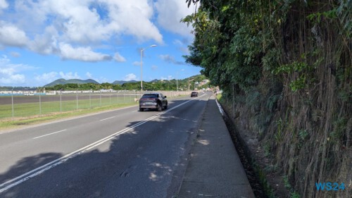 Castries 24.11.30 Zu Fuß mit Taxi Fähre Boot Bus zu karibischen Stränden AIDAperla 020