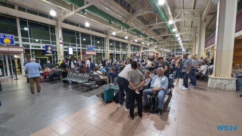 Flughafen La Romana 24.12.05 Zu Fuß mit Taxi Fähre Boot Bus zu karibischen Stränden AIDAperla 008 Flughafen La Romana 24.12.05 Zu Fuß mit Taxi Fähre Boot Bus zu karibischen Stränden AIDAperla 008