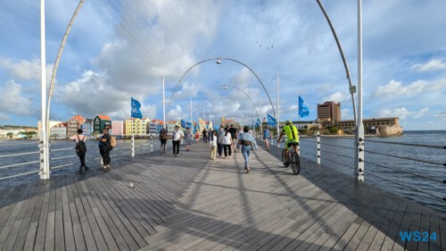 Koningin Emmabrug Willemstad 24.11.24 Zu Fuß mit Taxi Fähre Boot Bus zu karibischen Stränden AIDAperla 029