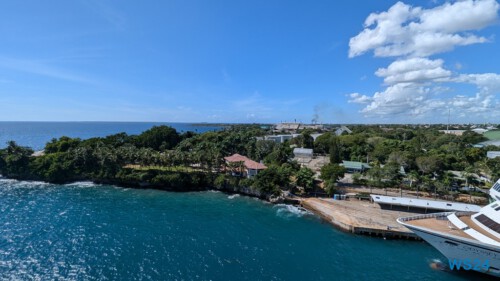 La Romana 24.12.05 Zu Fuß mit Taxi Fähre Boot Bus zu karibischen Stränden AIDAperla 003 La Romana 24.12.05 Zu Fuß mit Taxi Fähre Boot Bus zu karibischen Stränden AIDAperla 003