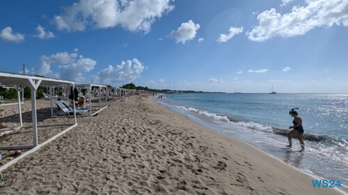 Nevis Basseterre 24.12.03 Zu Fuß mit Taxi Fähre Boot Bus zu karibischen Stränden AIDAperla 001 Nevis Basseterre 24.12.03 Zu Fuß mit Taxi Fähre Boot Bus zu karibischen Stränden AIDAperla 001