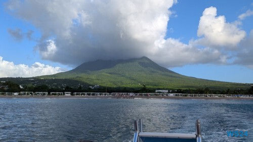 Nevis Basseterre 24.12.03 Zu Fuß mit Taxi Fähre Boot Bus zu karibischen Stränden AIDAperla 007 Nevis Basseterre 24.12.03 Zu Fuß mit Taxi Fähre Boot Bus zu karibischen Stränden AIDAperla 007