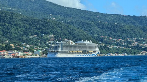 Roseau 24.12.01 Zu Fuß mit Taxi Fähre Boot Bus zu karibischen Stränden AIDAperla 002