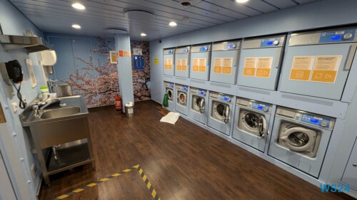 Waschsalon Karibik 24.12.04 Zu Fuß mit Taxi Fähre Boot Bus zu karibischen Stränden AIDAperla 005