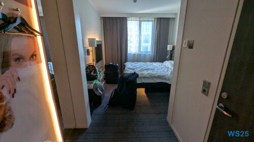 Frankfurt Singapur 25.05.04 Begeistert zum ersten Mal in Südostasien AIDAstella 001